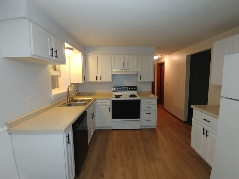 Kitchen - 92 Logan Ave W