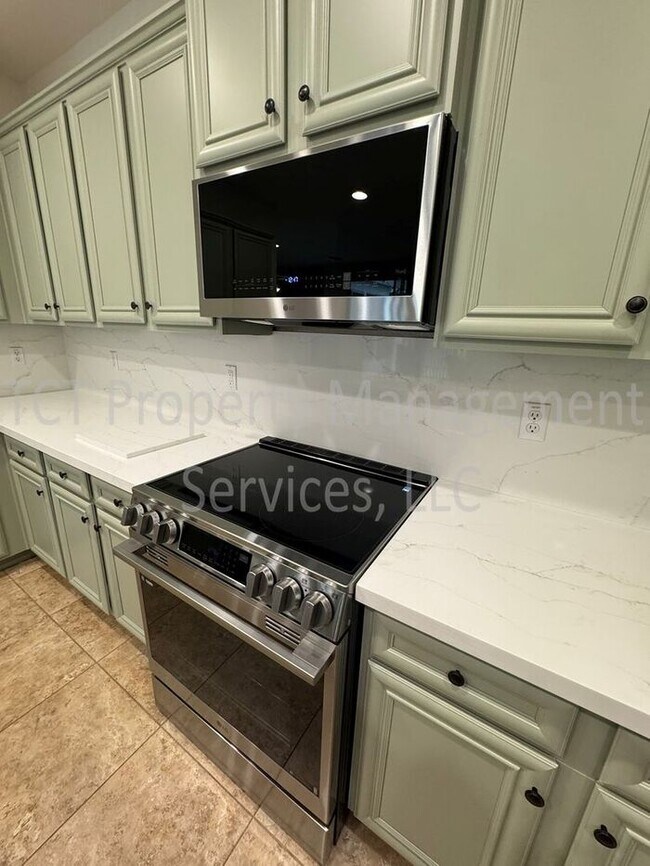 Building Photo - Beautifully Updated Bungalow in Power Ranch