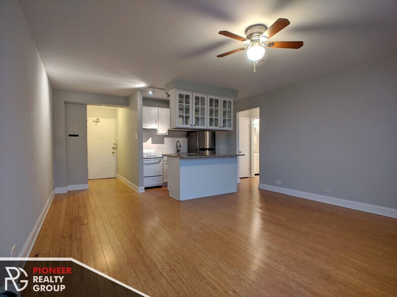 Building Photo - 429 W Wellington Ave