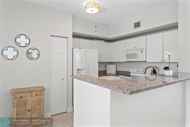Building Photo - 580 S Sapodilla Ave