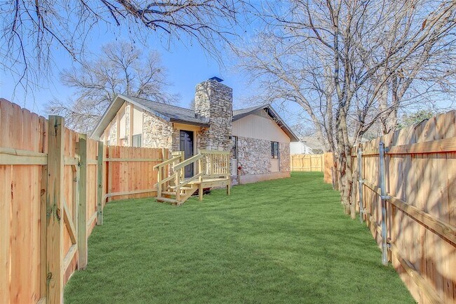 Building Photo - 1402 Valleyridge Cir