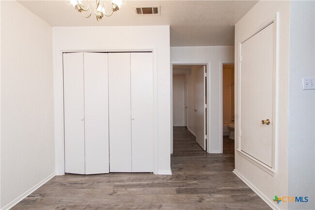 Building Photo - 2018 Cedarhill Dr