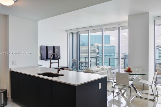 Building Photo - 1300 Brickell Bay Dr
