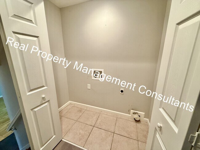 Building Photo - 3 Bed 2 Bath Modern Home in Prime Location!