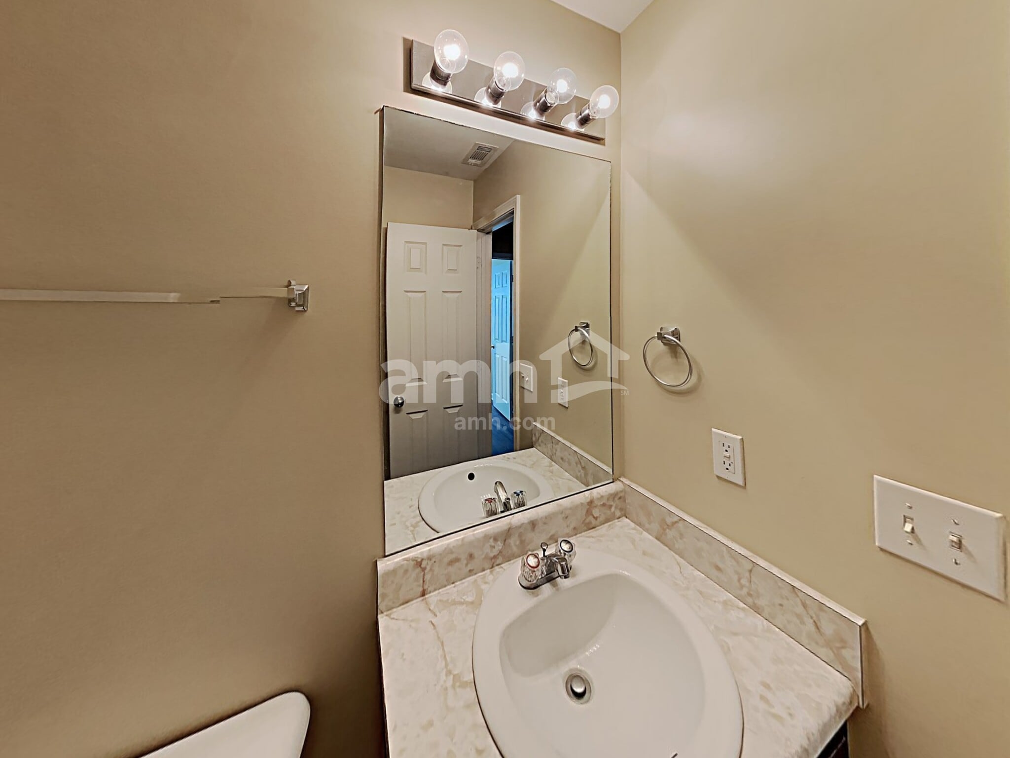 Building Photo - 119 Hidden Creek Dr