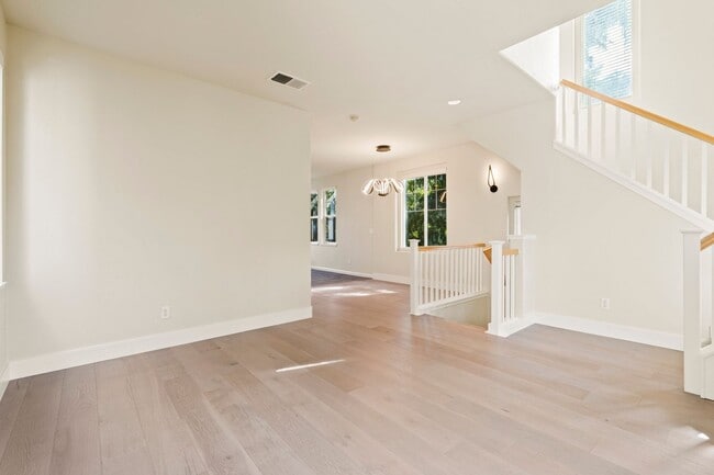 Building Photo - VERSATILE LUXURY LIVING IN RIVERMARK CORNE...