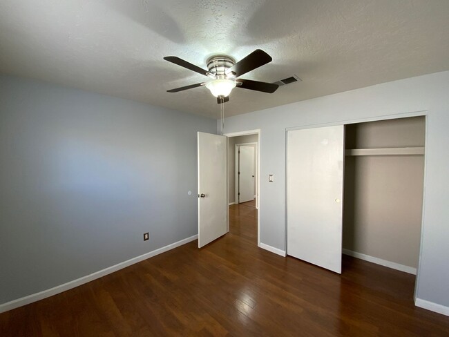 Building Photo - 3 Bedroom Townhome Available Near Tramway ...