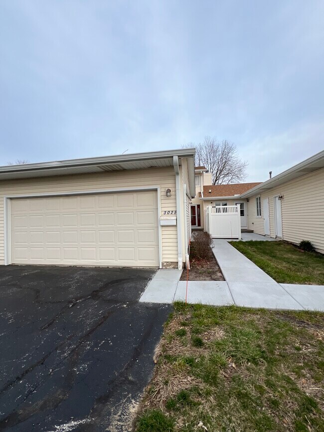 Building Photo - 3025 Parkwild Dr