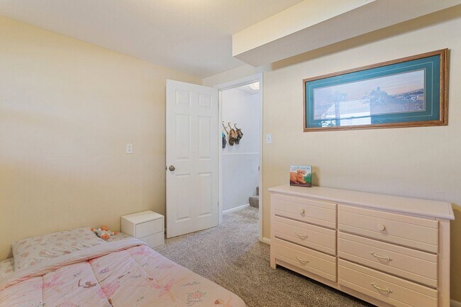 Building Photo - 4 Bed 2 Bath Near Fort Carson!