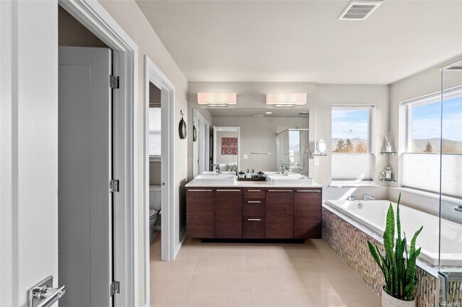Building Photo - Beautiful 4 bed/2.5 bath dream home in Mon...