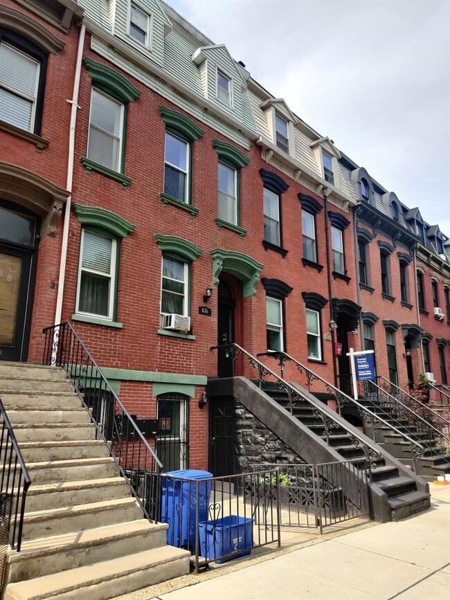 Primary Photo - 826 Grand St