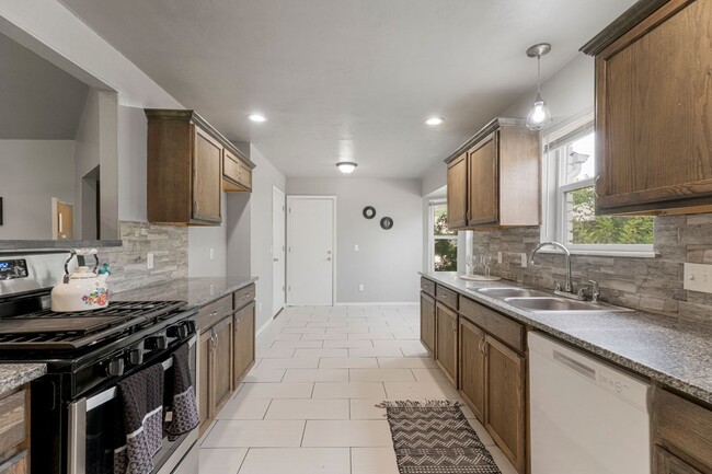 Building Photo - Beautiful 3 bed 2.5 bath home available fo...