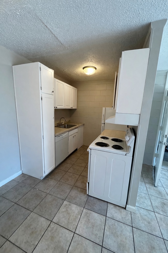 Building Photo - 1852 Meadow Ave