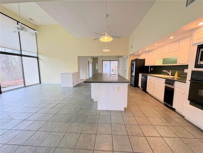 Building Photo - 2939 Rivercrest Dr