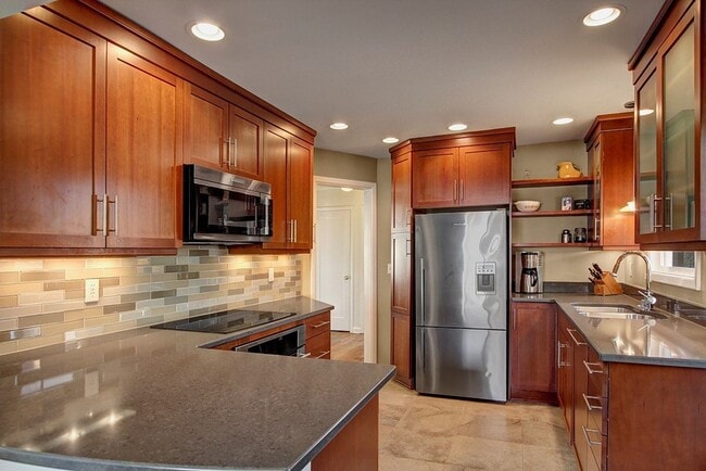 Building Photo - CLICK "REQUEST A TOUR" NOW!