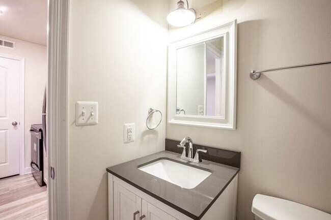 Building Photo - 1000 Monticello Rd