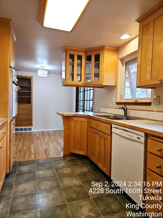Building Photo - Tukwila/SeaTac daylight rambler - large home for rent - 4 bedrooms 2 bathrooms with 2 kitchens - ...