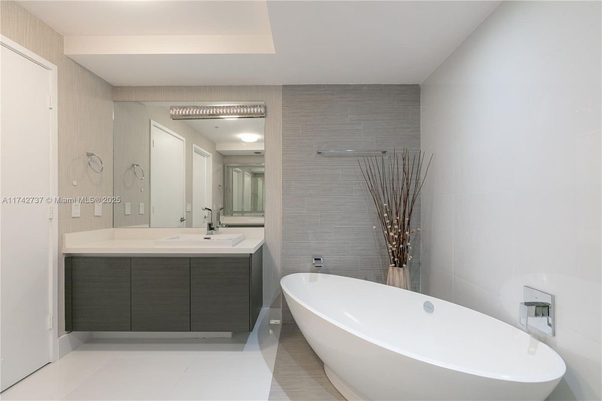 Building Photo - 300 Sunny Isles Blvd