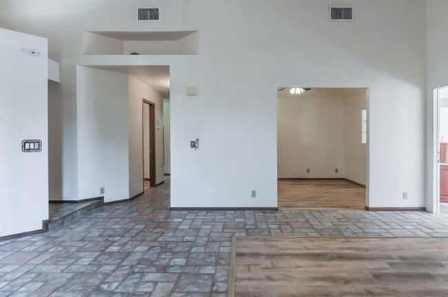 Building Photo - Great Ridgecrest 4 Bedroom Home