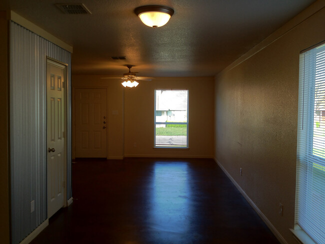 Building Photo - Duplex *LEASING SPECIAL AVAILABLE*