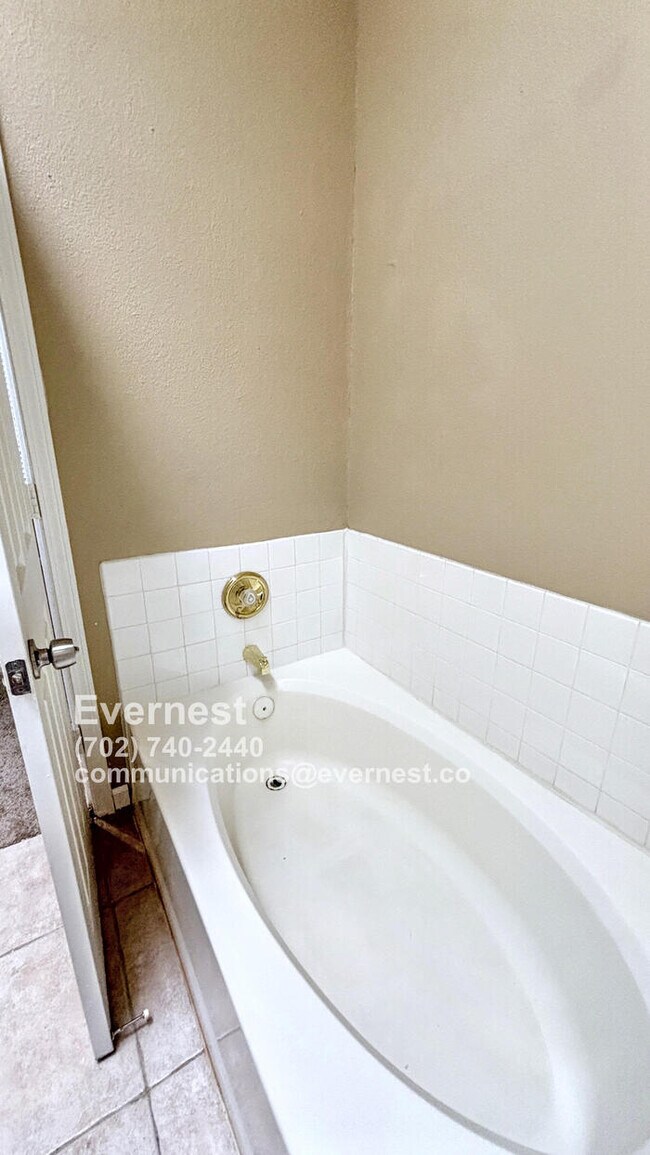 Building Photo - Lovely 3-Bedroom Home with Fireplace and M...
