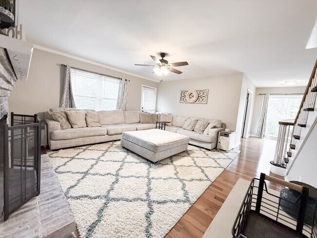 Building Photo - NO APPLICATION FEE FOR 72 HOURS! Spacious Fully-Furnished 5-Bedroom Home | Mid-Term Rental in Gre...