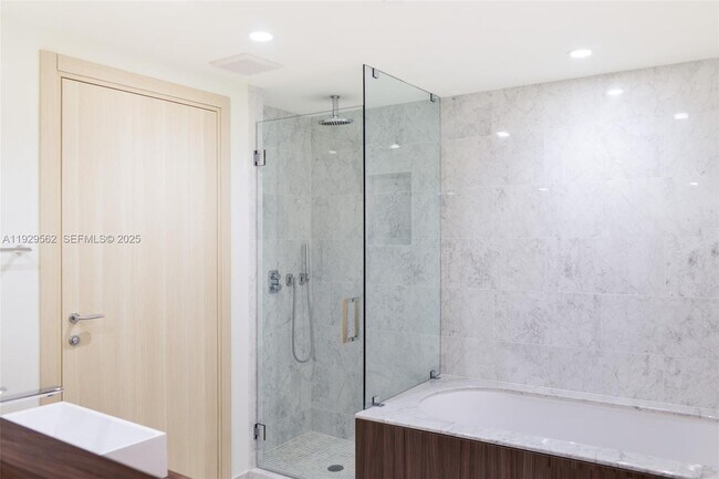 Building Photo - 1000 Brickell Plaza