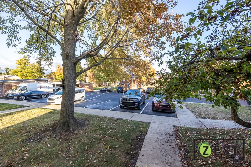 Building Photo - 415 N Fox Hills Dr