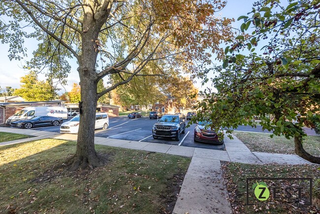 Building Photo - 415 N Fox Hills Dr