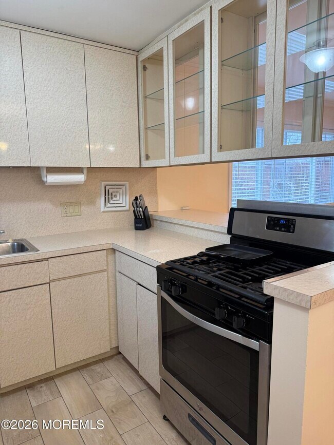 Building Photo - 35 Sternberger Ave