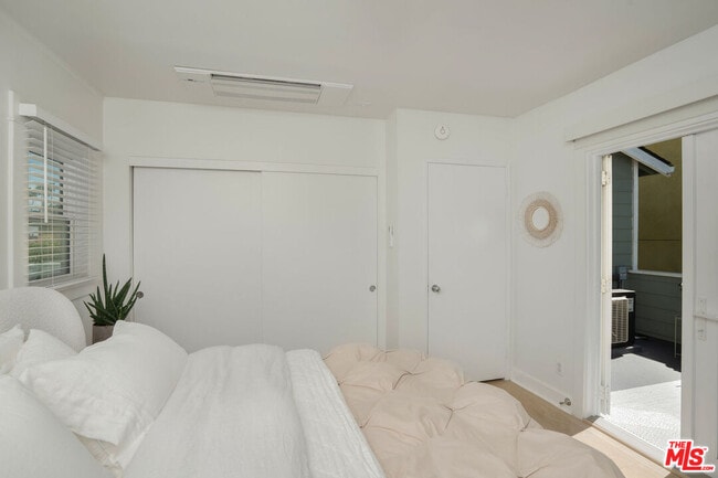 Building Photo - 431 Linnie Canal