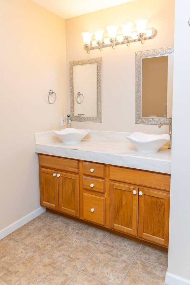 Building Photo - PET FRIENDLY!!!!!!