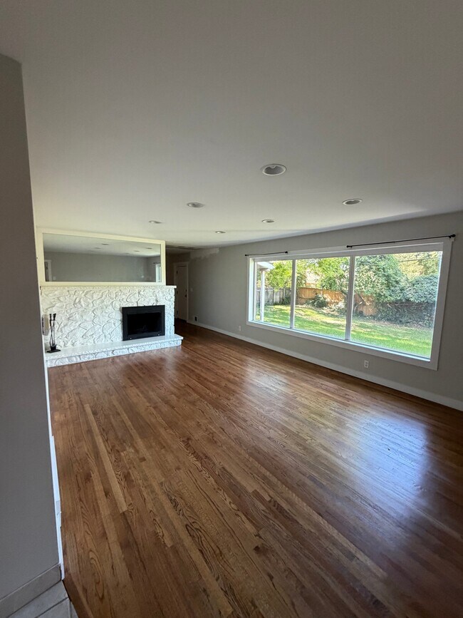 Building Photo - 5532 Woodcrest Dr