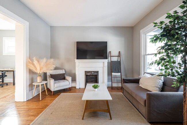 Building Photo - Rare Kenwood townhome, Across from Campus