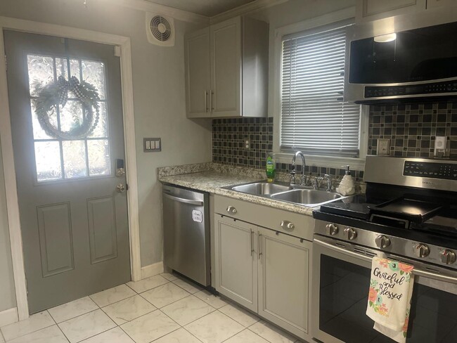 Building Photo - 416 Topeka Ave