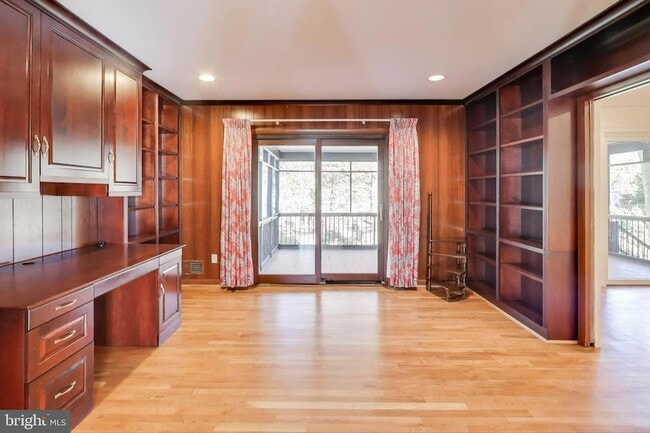 Building Photo - 4001 N Ridgeview Rd