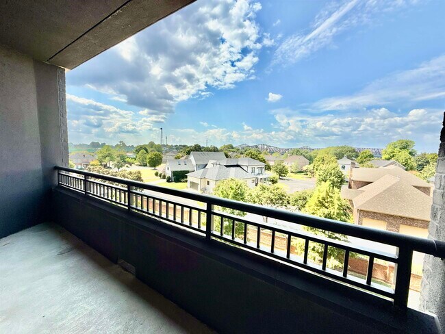 Building Photo - 717 Riverside Dr