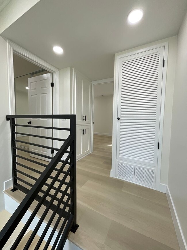 Building Photo - Villa Pacific: Remodeled 2 Bedroom 1.5 Bath Attached Townhouse,