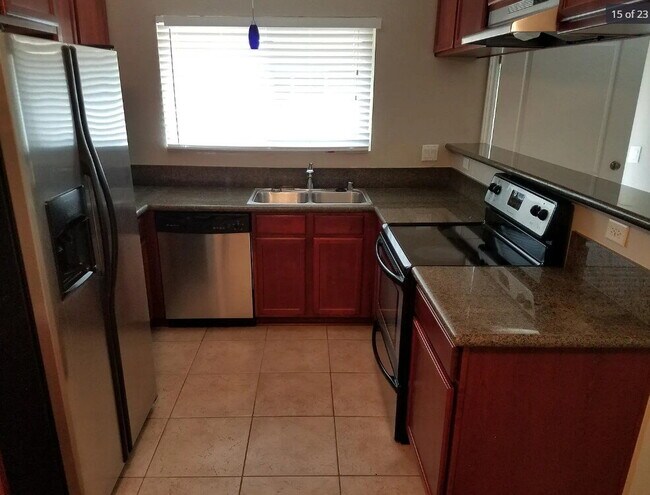 Building Photo - 2 bed 1 bath Beautiful 1st floor unit