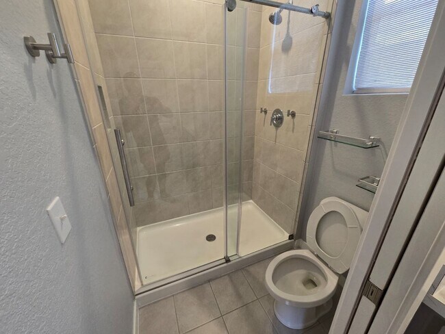 Building Photo - Bright and Easy-Living Home in Riviera Beach