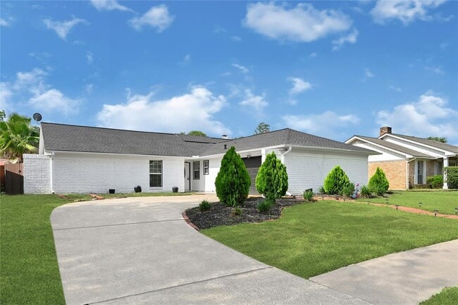 Building Photo - 15611 Rolling Timbers Dr