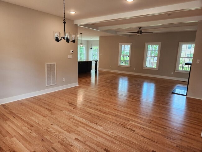 Building Photo - Chesterfield - 5 Bed 3.5 Bath Newer Modern...