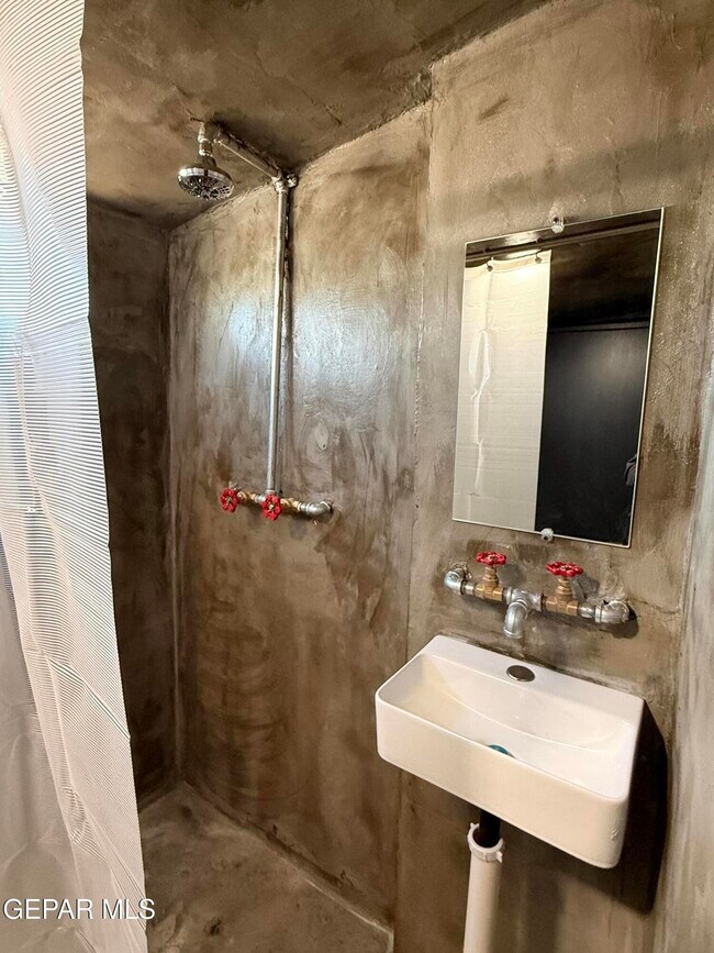 Building Photo - 2700 Federal Ave