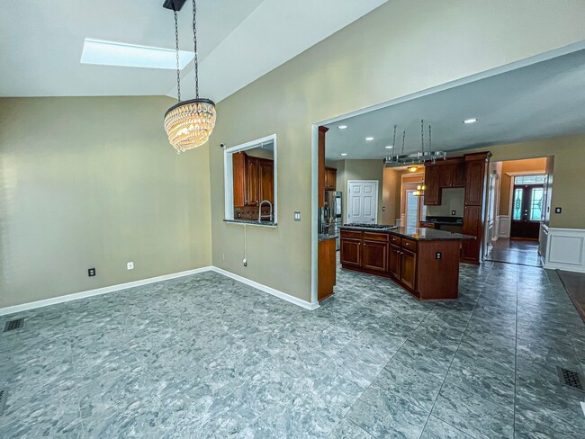 Building Photo - Stunning 4 Bedroom 3 Bathroom Brick Home W...