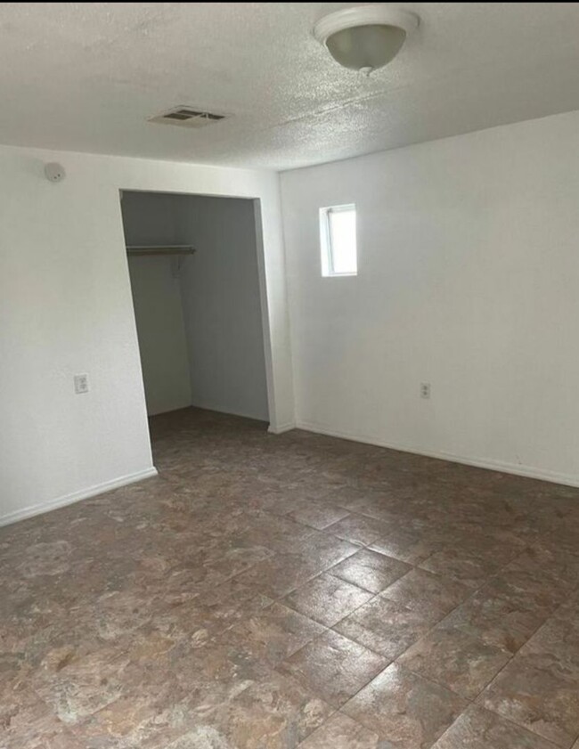Building Photo - Open Floor Plan home on Private Spacious Lot