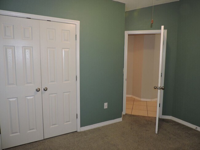 Building Photo - Easy access to interstate, shopping & hosp...