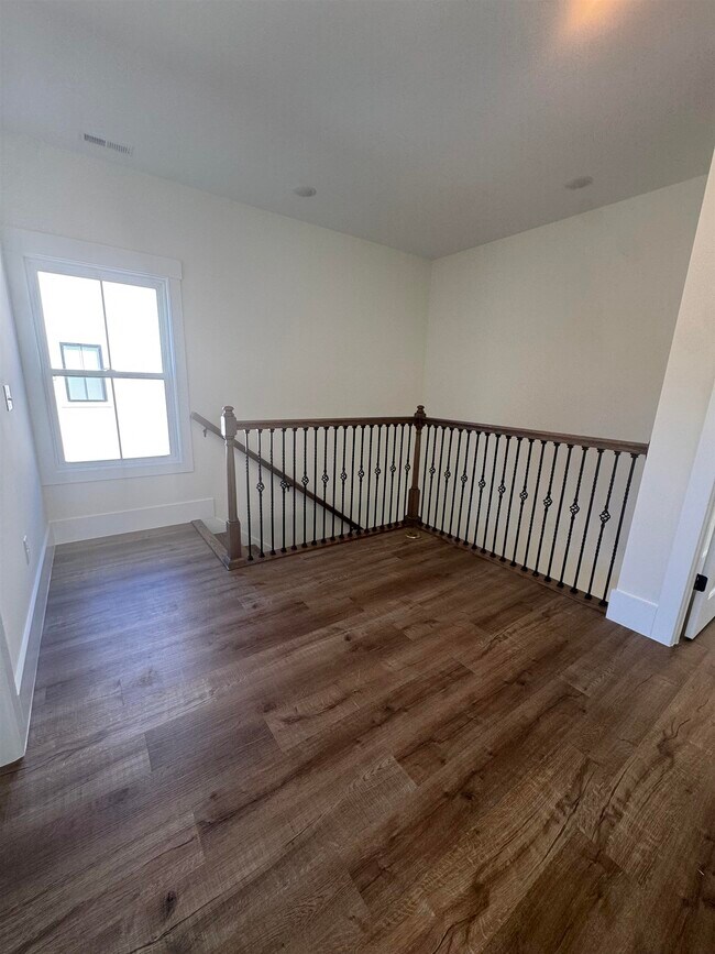 Building Photo - 614 Collins St