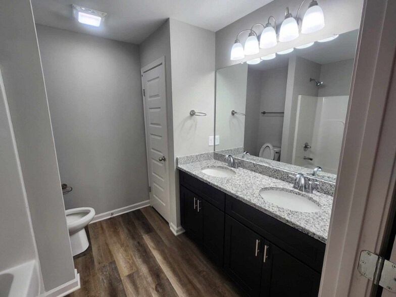 Building Photo - 421 College St