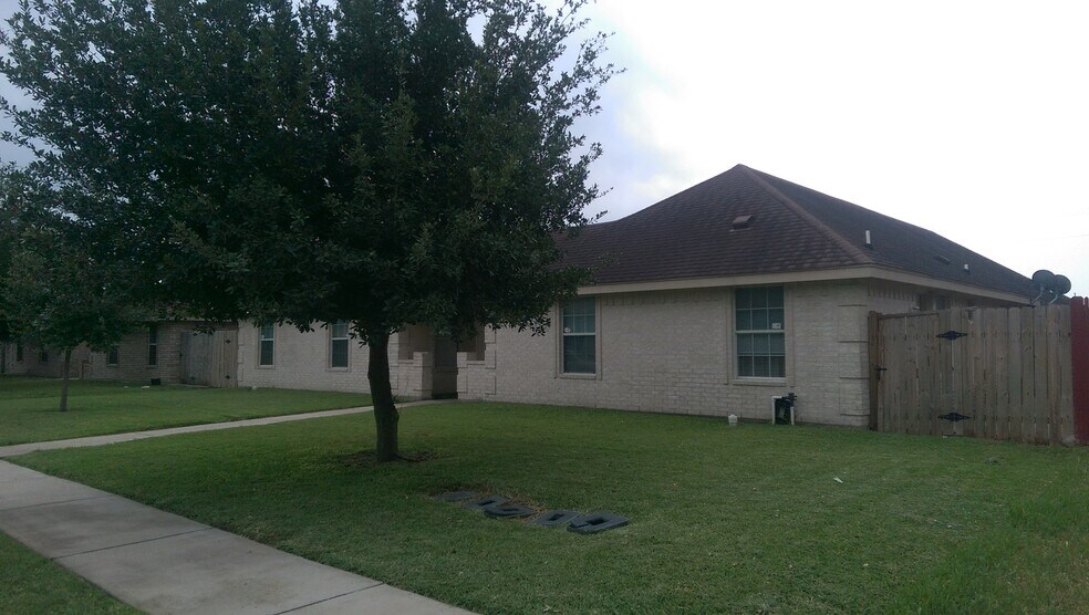 Building Photo - 825 W Bronze Dr