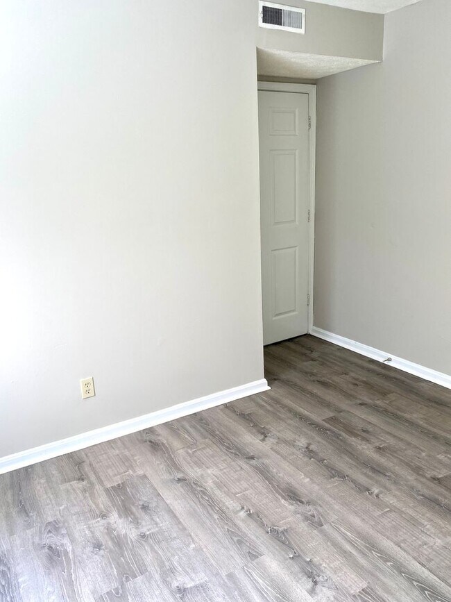 Building Photo - Remodeled 3 bedroom apartment in Portland - Section 8 accepted